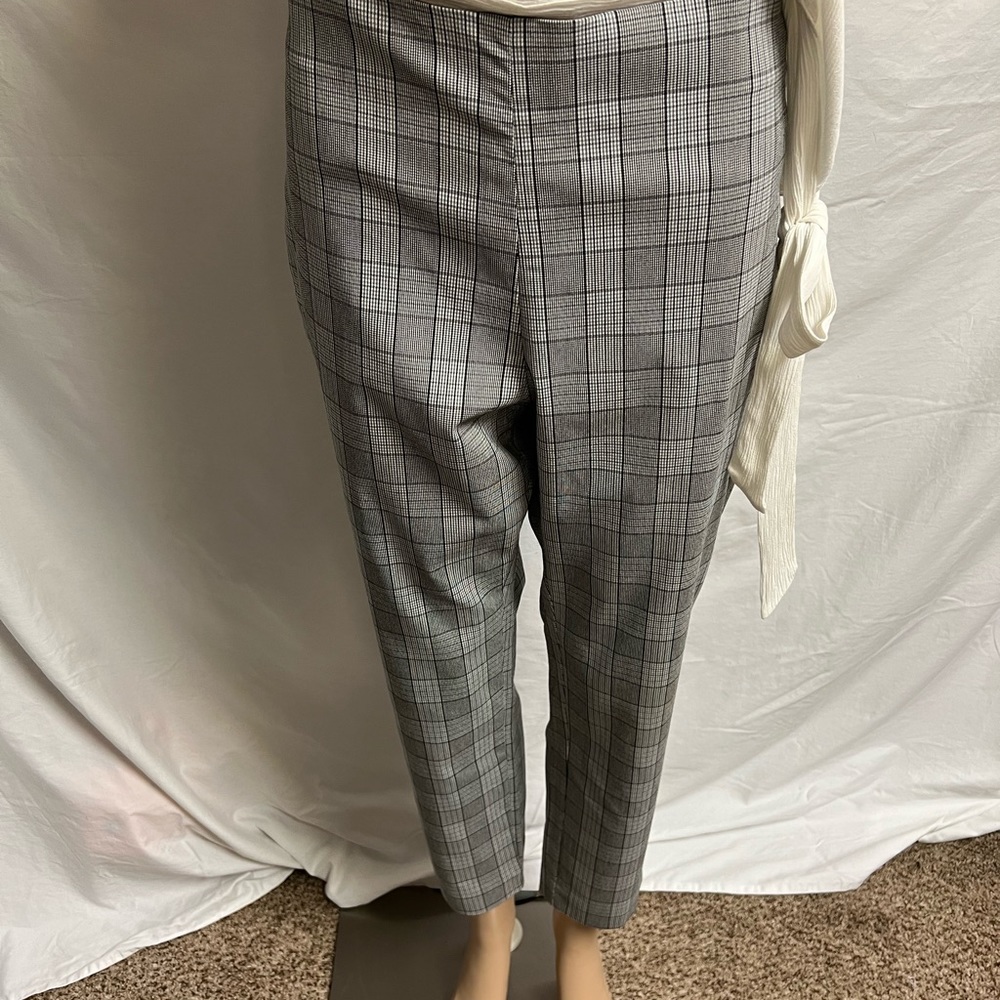 Women’s slack capris size 12 in great condition.